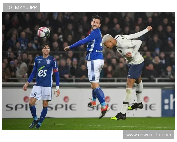 斯特拉斯堡主场迎战巴黎，中小球会如何在法甲巨头阴影下寻求生存空间