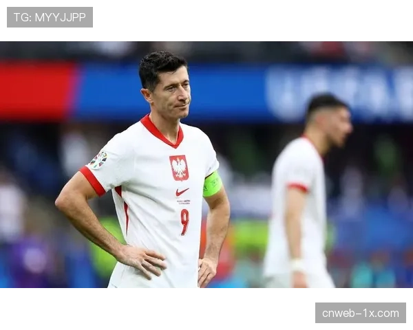 特写：终场哨响，莱万与哈维在场边长时间交谈